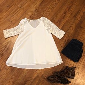 ♥️EUC White Floral Lace detailed Blouse ♥️